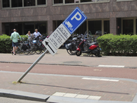 901853 Afbeelding van een bijna omvergereden parkeerbord bij het fietspad langs de St. Jacobsstraat te Utrecht.